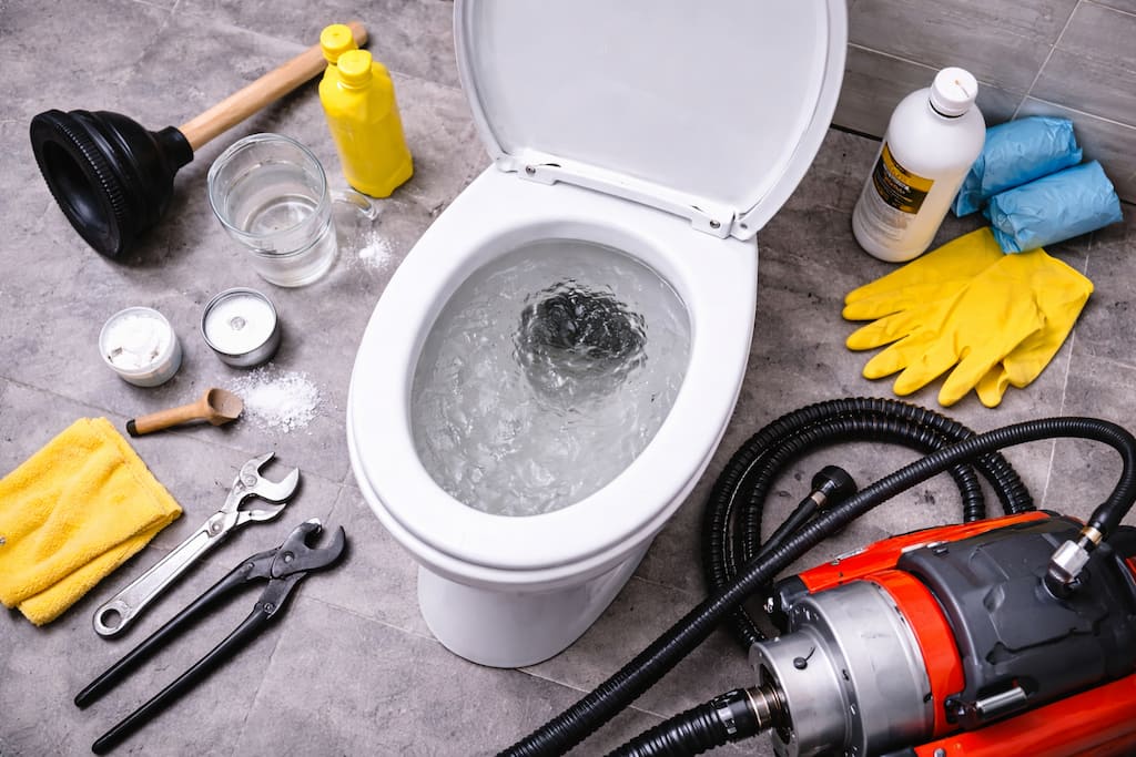 fontanero-urgente-barcelona-wc-atasco-herramientas-guantes-maquina